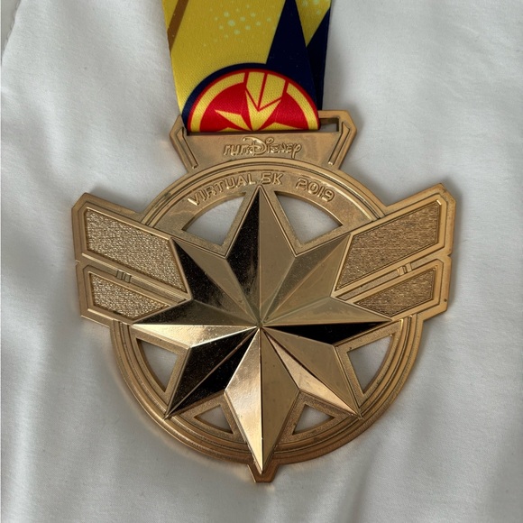 RunDisney 2019 Virtual Series Marvel Medal And Medallion Set - Picture 3 of 16